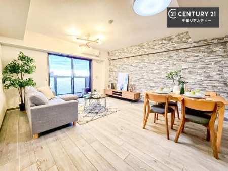 ���r���O �����������F�����œ��ꂳ�ꂽ���r���O�́A�O�̌�����Y�ꂳ���Ă���鉸�₩�ȋ�ԁB���炩�Ȍ����������݁A�Ƒ��ŉ߂������Ԃ��A��l�ł��낮�ЂƂƂ����A���R�ƐS���قǂ��Ă����܂��B