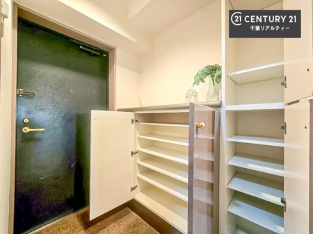 ���� �V���[�Y�{�b�N�X�t���Ȃ̂ŁA���ւ��Еt�����|�������₷���ł��I
�X�b�L���������ւŌ˂��J�����u�ԁA�������̂���S�n������Ԃ��o�}���Ă���܂��B
