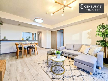 ���r���O �傫�ȑ����炽���Ղ�̗z���������閾�邢���r���O�B�J�����̂��郊�r���O�ŉƑ��c���̂��났�̎��Ԃ��߂����܂��B