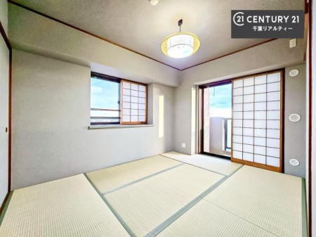 �a�� ��̍��肪�S�n�悭�A�q�Ԃ₨�q���܂̗V�я�A���Q�X�y�[�X�ȂǑ��ړI�ɂ��g�����������܂��B
���r���O�ɗאڂ��Ă��邽�߁A�����˂��J����΍L�X�Ƃ�����̊��̂����ԂɁA�߂�Ό��Ƃ��Ă����p�\�B