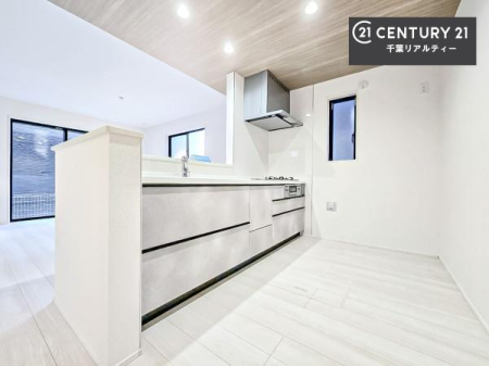 �L�b�`�� ��Ƃ肠�钲���X�y�[�X�ō�Ƃ����₷�����K�ȃL�b�`���ł��I
���q�l�ƈꏏ�ɂ��َq������y���߂�L�X�X�y�[�X�ł��B�y�����������ԂɂȂ肻���ł��ˁI