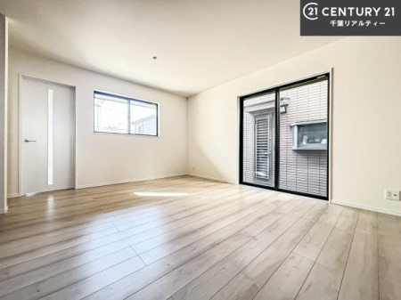 ���r���O �傫�ȑ����炽���Ղ�̗z���������閾�邢���r���O�B�J�����̂��郊�r���O�ŉƑ��c���̂��났�̎��Ԃ��߂����܂��B