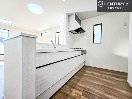 �L�b�`�� ��l�C�̑Ζʎ��V�X�e���L�b�`�����̗p���Ă��܂��I���Ƒ��̃R�~���j�P�[�V���������R�Ƒ�����݌v�ł��B
���q�l�ɂ��ڂ��͂��̂Ŋ������ł��ˁB�L�X�g���ĉ��K�ɍ�Ƃ��i�݂܂��B