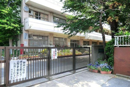 ���ӊ� �y���w�Z�z�D���s���ێR���w�Z�F1050m