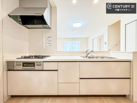 �L�b�`�� ��Ƃ肠�钲���X�y�[�X�ō�Ƃ����₷�����K�ȃL�b�`���ł��I
���q�l�ƈꏏ�ɂ��َq������y���߂�L�X�X�y�[�X�ł��B�y�����������ԂɂȂ肻���ł��ˁI