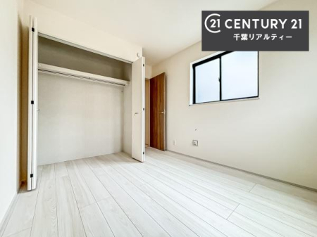 �q������ ���[�X�y�[�X���������Ă���A�ߗނ₨������A�w�p�i�Ȃǂ��������萮���ł��܂��B���������L���g���邽�߁A���K�Ő������Z��Ԃ��������܂��B