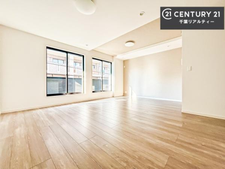 ���r���O ��؂ȉƑ����W�܂邩�炱��LDK�ɂ͂�����肽���B
�q�����������C�ɏ΂��Ȃ��瑖�����Ă���p�����������u�L���Ƃɂ��ėǂ������v�Ǝv���u�Ԃł��B