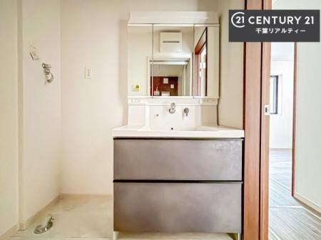 ���ʑ�E���ʏ� �O�ʋ��d�l�̐��ʏ��́A�g�����Ȃ݂����₷������I���͎��[�ɂȂ��Ă��܂��B�h���C���[�₨���ϓ����Еt������̂Ő��ʑ������X�b�L���ƌ����邱�Ƃ��o���܂��I