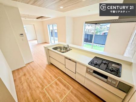 �L�b�`�� ��l�C�̑Ζʎ��V�X�e���L�b�`�����̗p���Ă��܂��I���Ƒ��̃R�~���j�P�[�V���������R�Ƒ�����݌v�ł��B
���q�l�ɂ��ڂ��͂��̂Ŋ������ł��ˁI�L�X�g���ĉ��K�ō�Ƃ��i�݂܂��B