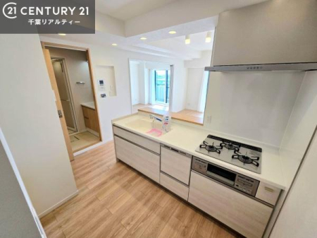 �L�b�`�� ��Ƃ肠�钲���X�y�[�X�ō�Ƃ����₷�����K�ȃL�b�`���ł��I
���q�l�ƈꏏ�ɂ��َq������y���߂�L�X�X�y�[�X�ł��B�y�����������ԂɂȂ肻���ł��ˁI