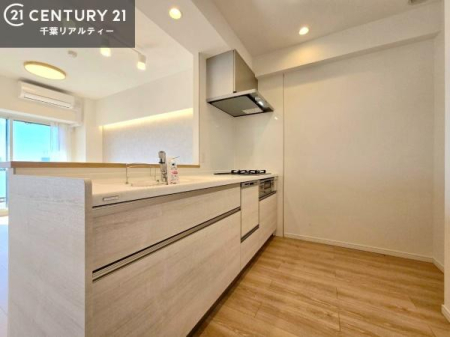 �L�b�`�� ��l�C�̑Ζʎ��V�X�e���L�b�`�����̗p���Ă��܂��I���Ƒ��̃R�~���j�P�[�V���������R�Ƒ�����݌v�ł��B
���q�l�ɂ��ڂ��͂��̂Ŋ������ł��ˁI�L�X�g���ĉ��K�ō�Ƃ��i�݂܂��B