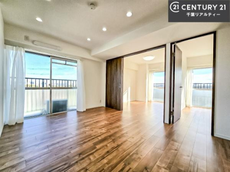 ���r���O �傫�ȑ����炽���Ղ�̗z�����������ށA���邭�J���I��LDK�B
�Ƒ������R�ƏW�܂�A�S�n�悢���Ԃ��߂������Ԃł��B