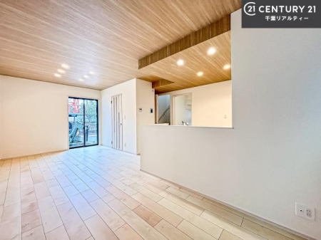 ���r���O �D�����z���܂肪���r���O����ł���ċ��S�n�̗ǂ���Ԃ����o���Ă���܂��I
���났�̎��Ԃ��߂����܂��I