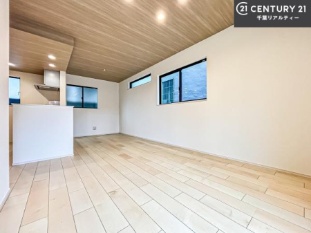 ���r���O �J�����̂���L�XLDK�I�\�t�@�[��_�C�j���O�e�[�u����u���Ă������ɂȂ�Ȃ��̂ŉ��K�ɉ߂����܂��I�R�~���j�P�[�V���������₷�����r���O�ł��I