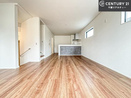 ���r���O ��؂ȉƑ����W�܂邩�炱��LDK�ɂ͂�����肽���B
�q�����������C�ɏ΂��Ȃ��瑖�����Ă���p�����������u�L���Ƃɂ��ėǂ������v�Ǝv���u�Ԃł��B