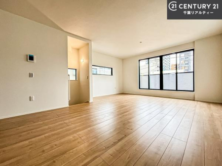 ���r���O �S�n�ǂ����r���O�͉Ƒ������R�ƏW�܂�܂��B�Ƒ��c�R�̎��Ԃ����������ł��B���Ƒ��ƁA����w�[���������Ԃ��߂��������ł��ˁB