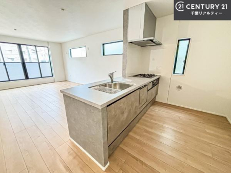 �L�b�`�� ��l�C�̑Ζʎ��V�X�e���L�b�`�����̗p���Ă��܂��I���Ƒ��̃R�~���j�P�[�V���������R�Ƒ�����݌v�ł��B
���q�l�ɂ��ڂ��͂��̂Ŋ������ł��ˁI�L�X�g���ĉ��K�ō�Ƃ��i�݂܂��B