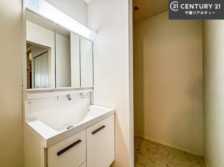 ���ʑ�E���ʏ� �O�ʋ��d�l�̐��ʏ��́A�g�����Ȃ݂����₷������I���͎��[�ɂȂ��Ă��܂��B�h���C���[�₨���ϓ����Еt������̂Ő��ʑ������X�b�L���ƌ����邱�Ƃ��o���܂��I