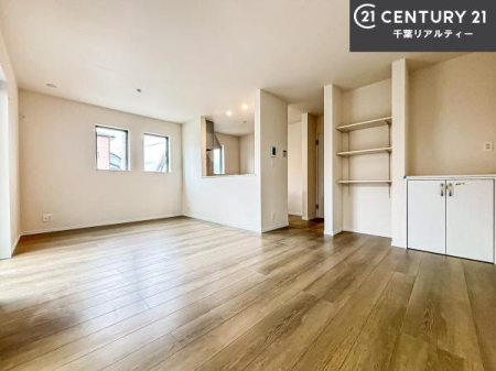 ���r���O ��؂ȉƑ����W�܂邩�炱��LDK�ɂ͂�����肽���B
�q�����������C�ɏ΂��Ȃ��瑖�����Ă���p�����������u�L���Ƃɂ��ėǂ������v�Ǝv���u�Ԃł��B