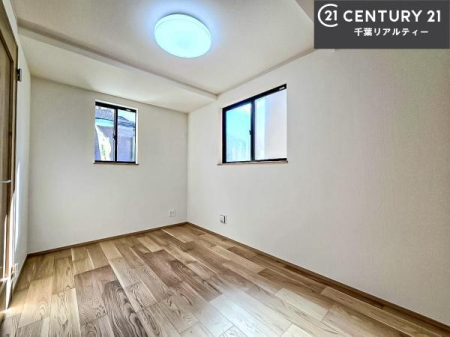 ���r���O�ȊO�̋��� ��5���̔[�˂�2�ʍ̌��Ŗ��邭�A���[�������B
���R�����������ނ��߁A�[�˂Ƃ��Ă͂������A���ւ��X�y�[�X�Ȃǋ������o�ł��g���鑽�p�r��Ԃł��B