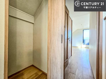 ���[ 3�K�z�[���ɕ֗��Ȏ��[��ݒu�B
�|���p�����p�i�̃X�g�b�N���[�ɏd�󂵁A���p�X�y�[�X����������ۂĂ܂��B