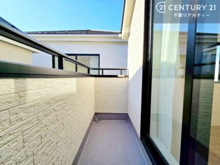 �o���R�j�[ 2�������ꂼ��Ƀo���R�j�[��������A��Ƃ肠��݌v�B
���������ƂɊO�̋�C����荞�߂邽�߁A�̌���ʕ��ɂ��D��Ă��܂��B