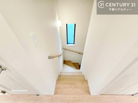 ���̑����� �肷��t���̊K�i���̗p���A��艺��̍ۂ����S���̂���݌v�B
�����݂����Ă��邽�߁A�����͎��R�����������݁A���邭�J���I�ȋ�Ԃł��B