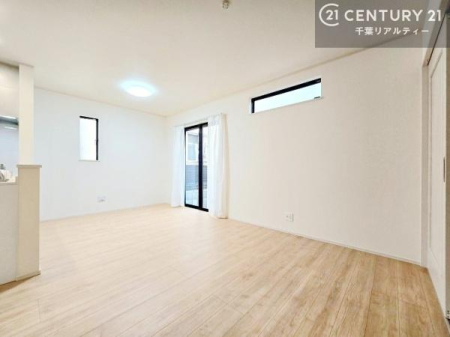 ���r���O ��؂ȉƑ����W�܂邩�炱��LDK�ɂ͂�����肽���B
�q�����������C�ɏ΂��Ȃ��瑖�����Ă���p�����������u�L���Ƃɂ��ėǂ������v�Ǝv���u�Ԃł��B