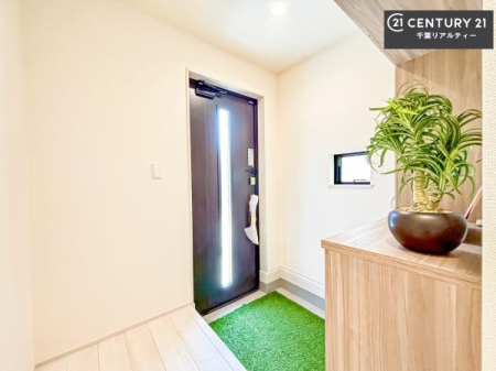 ���� �V���[�Y�{�b�N�X�t���Ȃ̂ŁA���ւ��Еt�����|�������₷���ł��I
�X�b�L���������ւŌ˂��J�����u�ԁA�������̂���S�n������Ԃ��o�}���Ă���܂��B