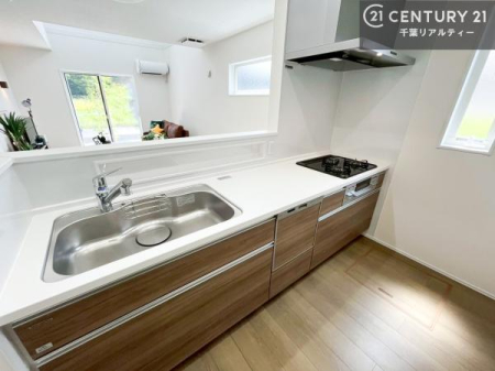 ���d�l�ʐ^(�L�b�`���j ��l�C�̑Ζʎ��V�X�e���L�b�`�����̗p���Ă��܂��I���Ƒ��̃R�~���j�P�[�V���������R�Ƒ�����݌v�ł��B
���q�l�ɂ��ڂ��͂��̂Ŋ������ł��ˁB���[�͂�����܂��I