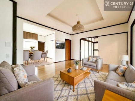 ���r���O �Ƌ��CG�p�[�X�ł��B�J�����̂���L�XLDK�I�\�t�@�[��_�C�j���O�e�[�u����u���Ă������ɂȂ�Ȃ��̂ŉ��K�ɉ߂����܂��I�R�~���j�P�[�V���������₷�����r���O�ł��I