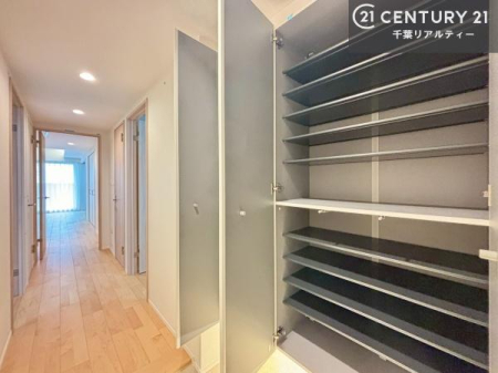 ���� �V���[�Y�{�b�N�X�t���B���ւ��Еt�����|�������₷���ł��I
�X�b�L���������ւŌ˂��J�����u�ԁA�������̂���S�n������Ԃ��o�}���Ă���܂��B