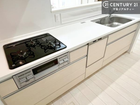 ���d�l�ʐ^(�L�b�`���j ��l�C�̑Ζʎ��V�X�e���L�b�`�����̗p���Ă��܂��I���Ƒ��̃R�~���j�P�[�V���������R�Ƒ�����݌v�ł��B
���q�l�ɂ��ڂ��͂��̂Ŋ������ł��ˁB���[�͂�����܂��I