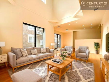 ���r���O �Ƌ��CG�p�[�X�ł��B��؂ȉƑ����W�܂邩�炱��LDK�ɂ͂�����肽���B
�q�����������C�ɏ΂��Ȃ��瑖�����Ă���p�����������u�L���Ƃɂ��ėǂ������v�Ǝv���u�Ԃł��B