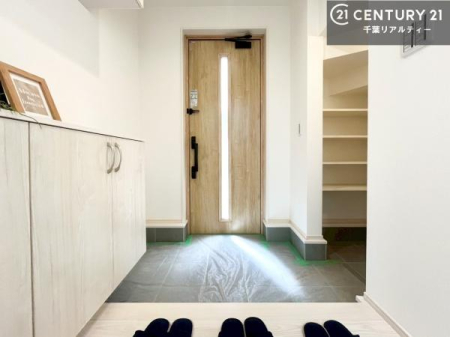 ���� �V���[�Y�{�b�N�X�t���Ȃ̂ŁA���ւ��Еt�����|�������₷���ł��I
�X�b�L���������ւŌ˂��J�����u�ԁA�������̂���S�n������Ԃ��o�}���Ă���܂��B