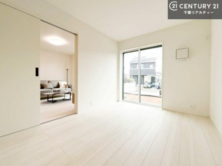 �m�� ���r���O�ɗאڂ����m���́A�J�������LDK�ƂȂ���J���I�ȋ�ԂɁB
���q�l�̗V�я�⃏�[�N�X�y�[�X�A�q�ԂȂǑ��ړI�Ɋ��p�ł���֗��Ȃ������ł��B