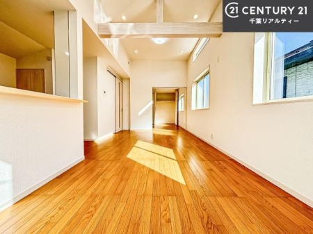 ���r���O �傫�ȑ����炽���Ղ�̗z���������閾�邢���r���O�B�J�����̂��郊�r���O�ŉƑ��c���̂��났�̎��Ԃ��߂����܂��B