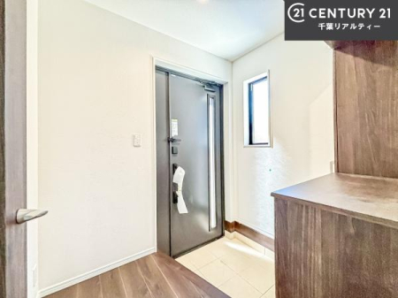 ���� �V���[�Y�{�b�N�X�t���Ȃ̂ŁA���ւ��Еt�����|�������₷���ł��I
�X�b�L���������ւŌ˂��J�����u�ԁA�������̂���S�n������Ԃ��o�}���Ă���܂��B