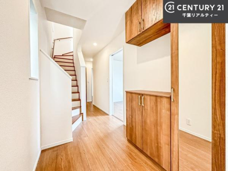 ���� �V���[�Y�{�b�N�X�t���Ȃ̂ŁA���ւ��Еt�����|�������₷���ł��I
�X�b�L���������ւŌ˂��J�����u�ԁA�������̂���S�n������Ԃ��o�}���Ă���܂��B