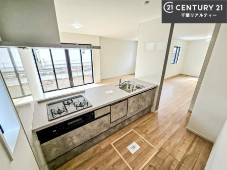 �L�b�`�� ��Ƃ肠�钲���X�y�[�X�ō�Ƃ����₷�����K�ȃL�b�`���ł��I
���q�l�ƈꏏ�ɂ��َq������y���߂�L�X�X�y�[�X�ł��B�y�����������ԂɂȂ肻���ł��ˁI