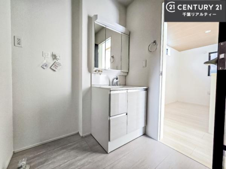 ���ʑ�E���ʏ� �O�ʋ��d�l�̐��ʏ��́A�g�����Ȃ݂����₷������I���͎��[�ɂȂ��Ă��܂��B�h���C���[�₨���ϓ����Еt������̂Ő��ʑ������X�b�L���ƌ����邱�Ƃ��o���܂��I