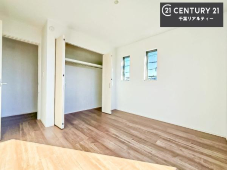 �q������ ���[�X�y�[�X���������Ă���A�ߗނ₨������A�w�p�i�Ȃǂ��������萮���ł��܂��B���������L���g���邽�߁A���K�Ő������Z��Ԃ��������܂��B