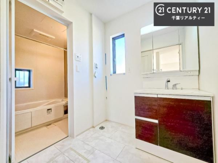 ���ʑ�E���ʏ� �O�ʋ��d�l�̐��ʏ��́A�g�����Ȃ݂����₷������I���͎��[�ɂȂ��Ă��܂��B�h���C���[�₨���ϓ����Еt������̂Ő��ʑ������X�b�L���ƌ����邱�Ƃ��o���܂��I