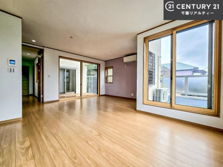 ���r���O �D�����z���܂肪���r���O����ł���ċ��S�n�̗ǂ���Ԃ����o���Ă���܂��I
���R�ƉƑ����W����b��������S�n�悢��ԁI