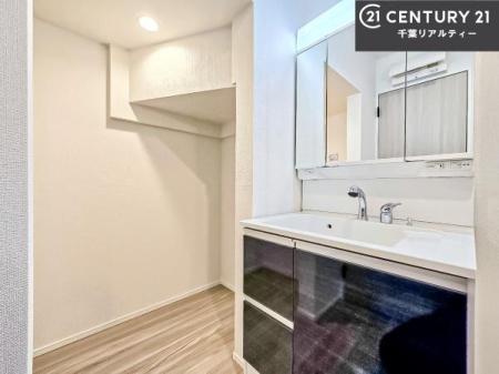 ���ʑ�E���ʏ� �O�ʋ��d�l�̐��ʏ��́A�g�����Ȃ݂����₷������I���͎��[�ɂȂ��Ă��܂��B�h���C���[�₨���ϓ����Еt������̂Ő��ʑ������X�b�L���ƌ����邱�Ƃ��o���܂��I