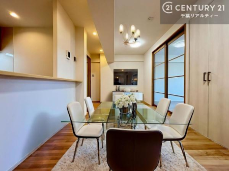 ���r���O �C���[�W�p�[�X�ɂ�CG�̉Ƌ�z�u����Ă��܂����A���ۂ̕����͋�̏�Ԃł̂��ē��ƂȂ�܂��B�Ƌ�̔z�u��X�^�C���͍w����̂��D�݂ɍ��킹�Ď��R�ɕύX�ł��܂��B