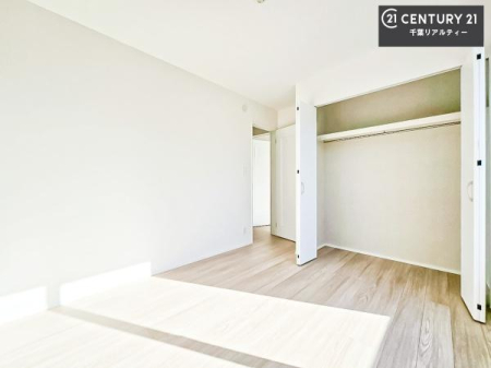 �q������ ���[�X�y�[�X���������Ă���A�ߗނ₨������A�w�p�i�Ȃǂ��������萮���ł��܂��B���������L���g���邽�߁A���K�Ő������Z��Ԃ��������܂��B