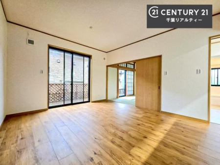 ���r���O �傫�ȑ����炽���Ղ�̗z���������閾�邢�_�C�j���O�L�b�`���B�J�����̂��郊�r���O�ŉƑ��c���̂��났�̎��Ԃ��߂����܂��B