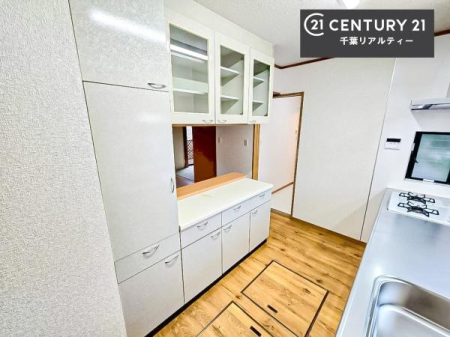 �L�b�`�� �J�b�v�{�[�h�t���̃L�b�`���ł��B
�L�b�`���͉����ƃK�`���K�`���������ł��B�d�q�����W�␆�ъ���u���܂����A��������̐H��͒I�Ɏ��[���\�ł��B