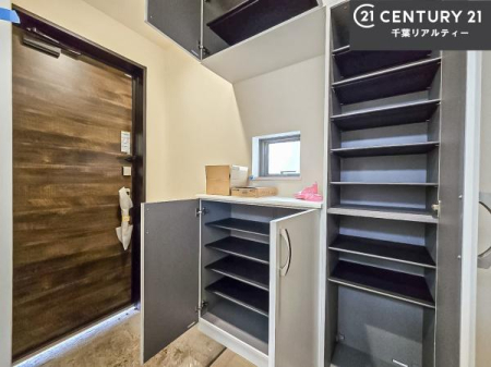 ���� �V���[�Y�{�b�N�X�t���Ȃ̂ŁA���ւ��Еt�����|�������₷���ł��I
�X�b�L���������ւŌ˂��J�����u�ԁA�������̂���S�n������Ԃ��o�}���Ă���܂��B